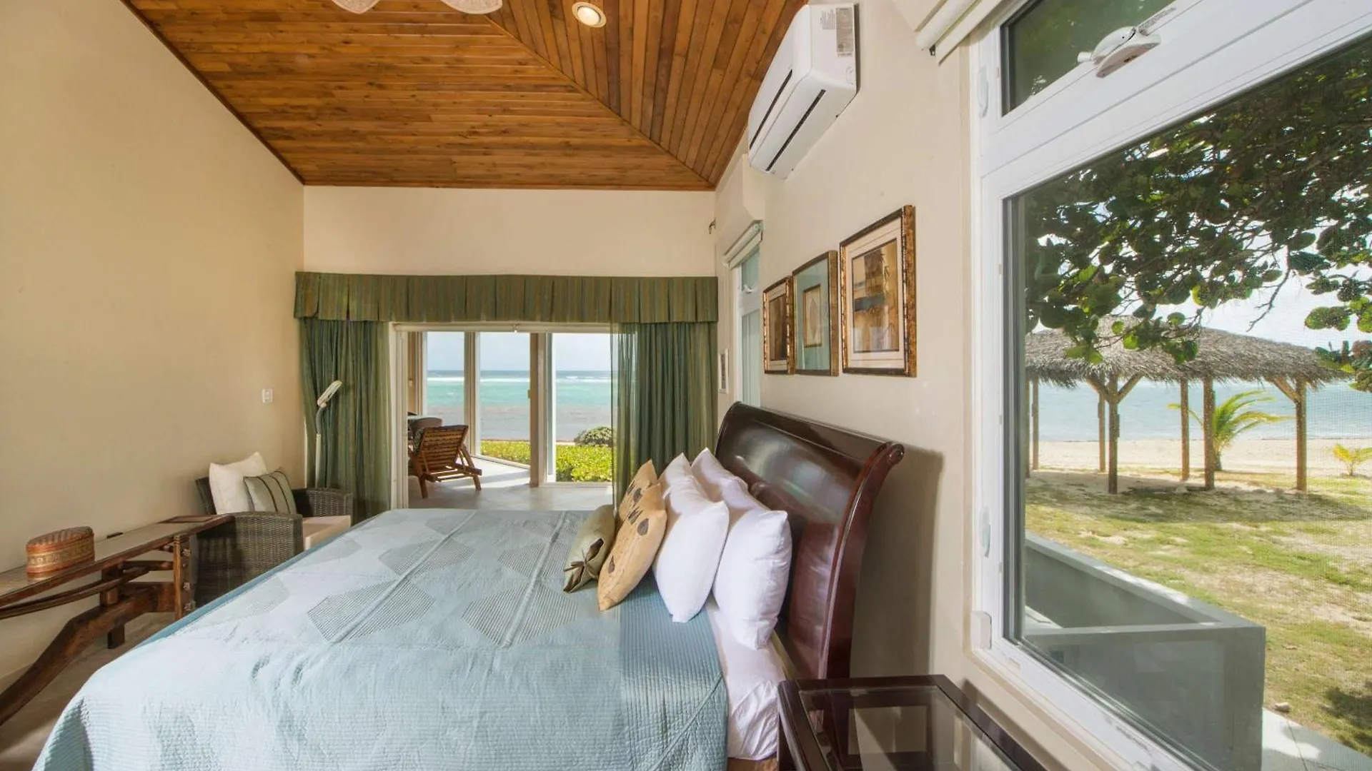 Prázdninový dům Peaceful Ocean Front Beach House In Bodden Town