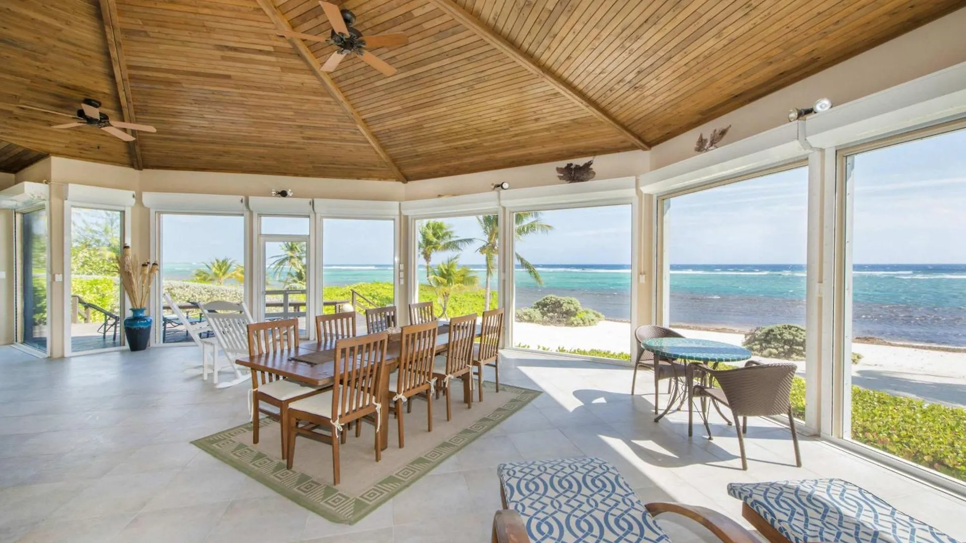 Prázdninový dům Peaceful Ocean Front Beach House In Bodden Town